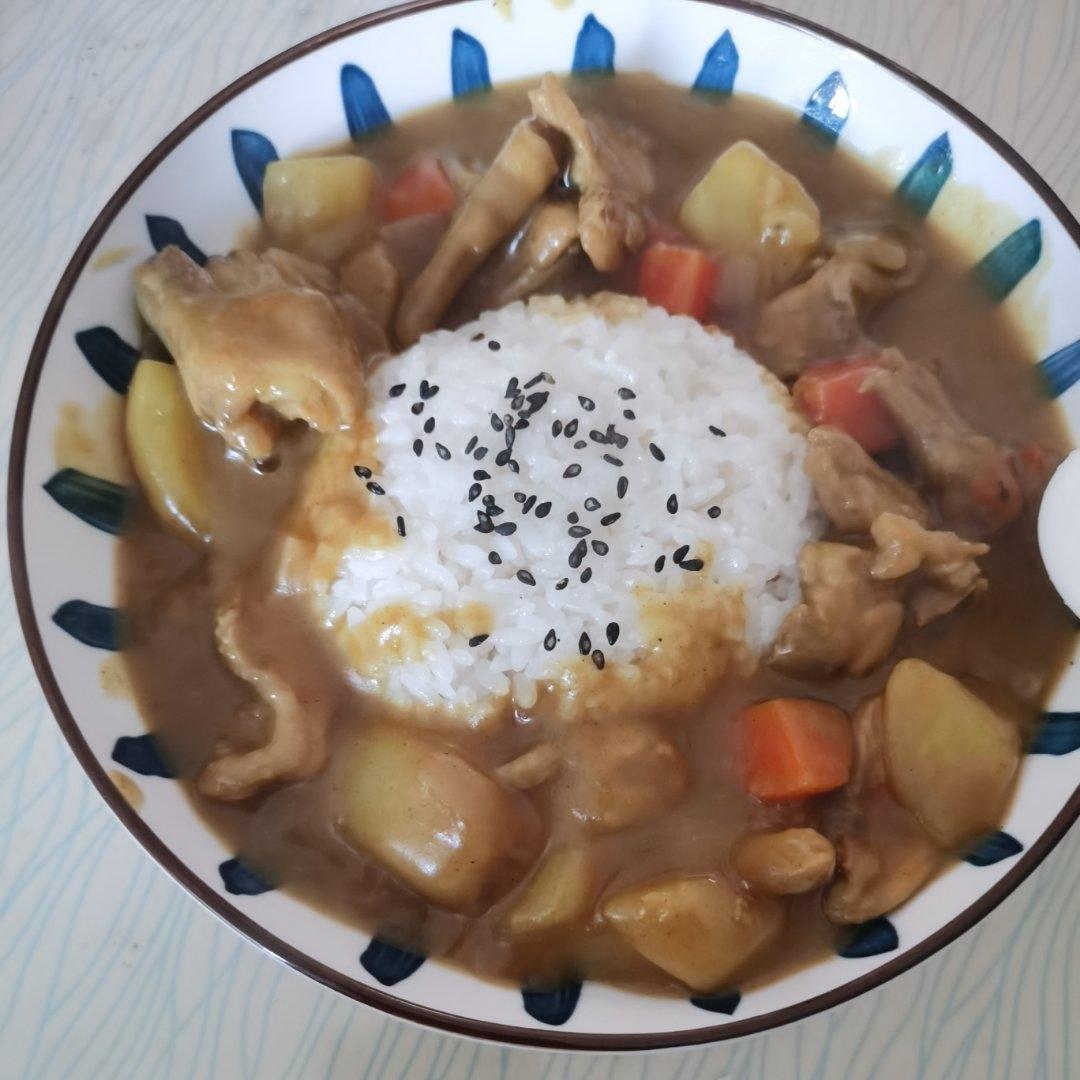 咖喱土豆胡萝卜鸡肉盖浇饭