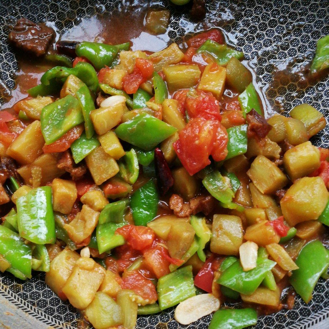 番茄青椒炒茄子