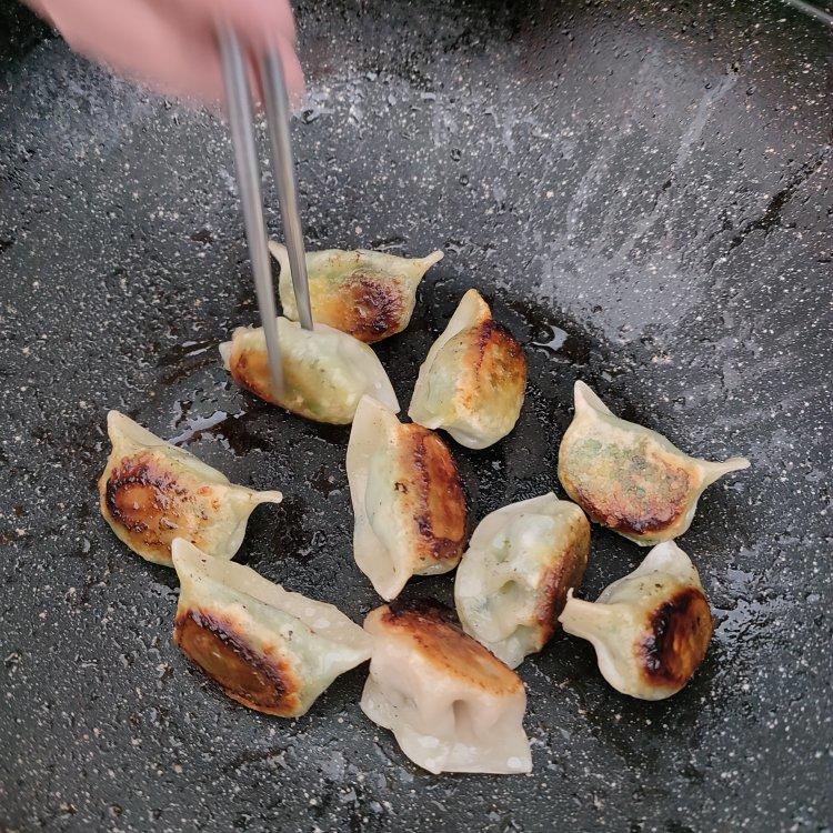 速冻水饺吃腻了吗~变锅贴吧(๑´ڡ`๑)