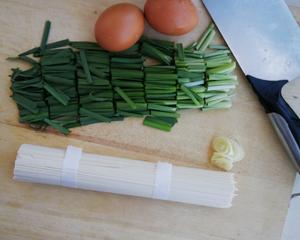 韭菜鸡蛋面的做法 步骤1