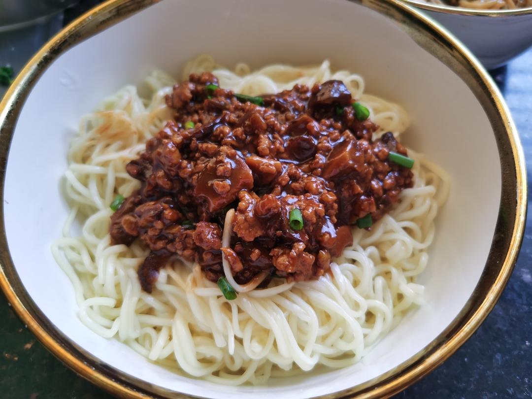 香菇肉酱拌面