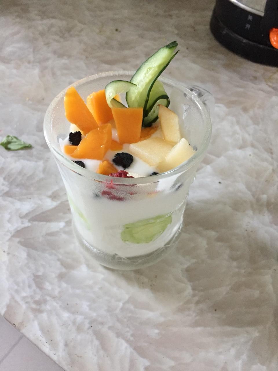 杯壁水果酸奶