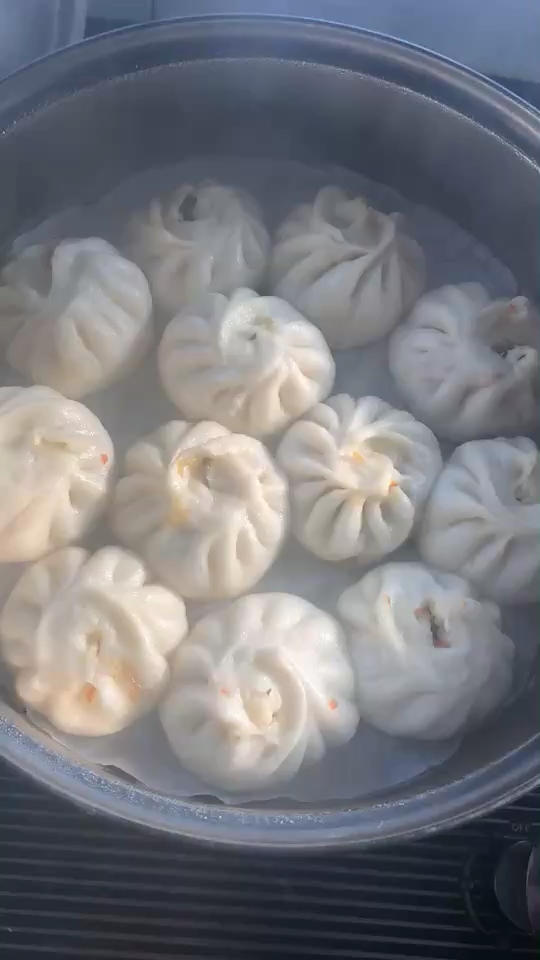 松软的素馅包子