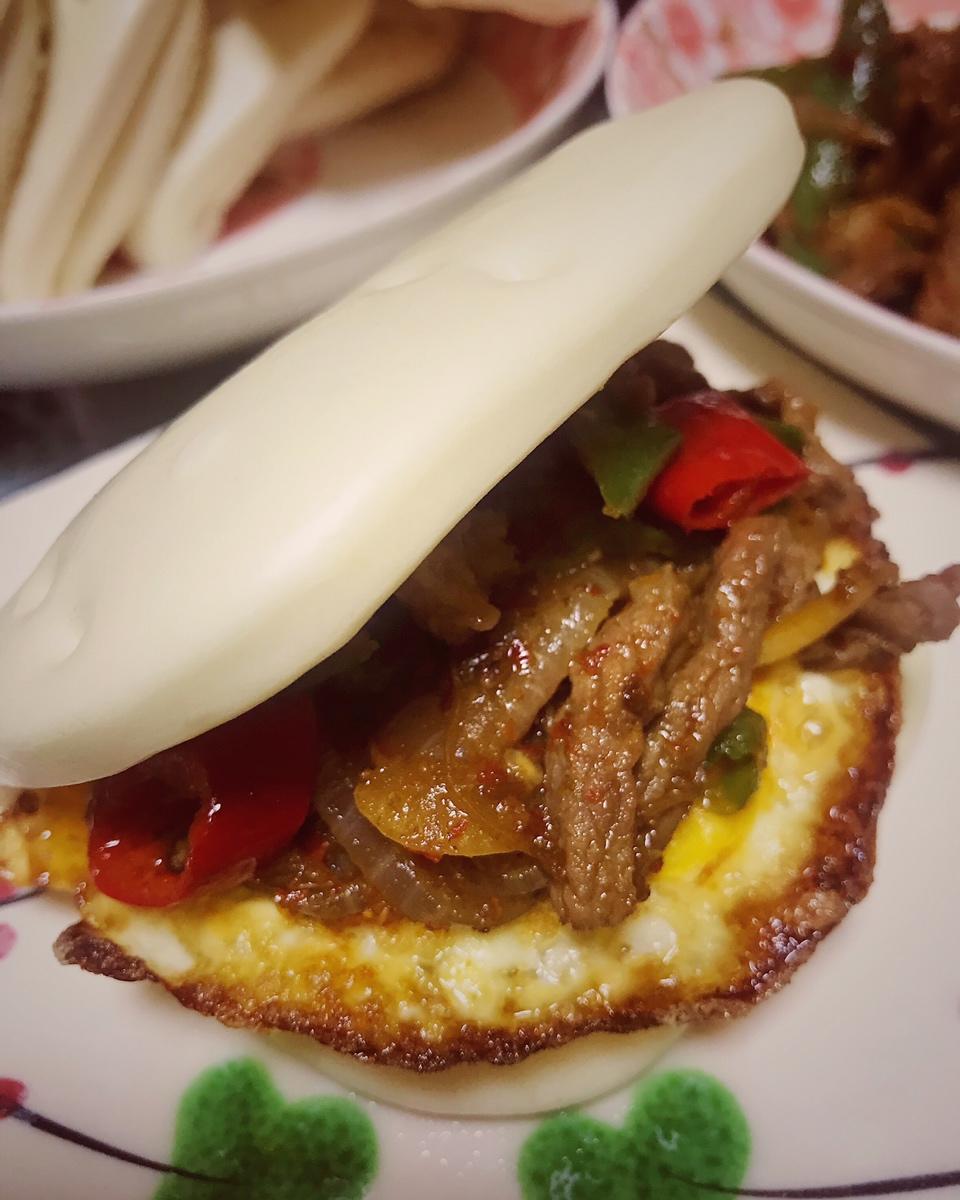 西安特色小吃…孜然炒肉夹馍