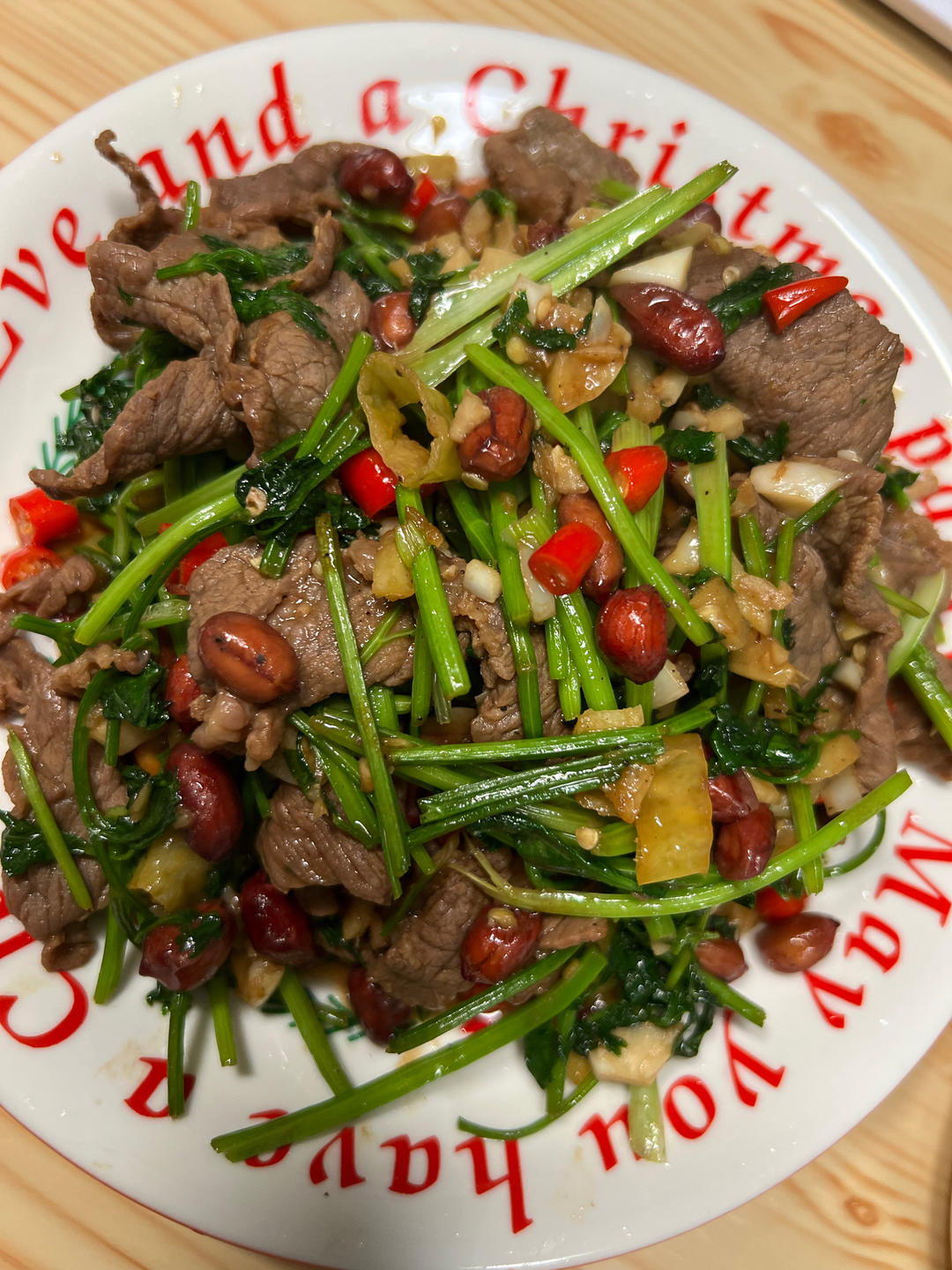 香菜炒牛肉，香辣下饭，爱吃香菜的朋友看过来，拌饭绝了