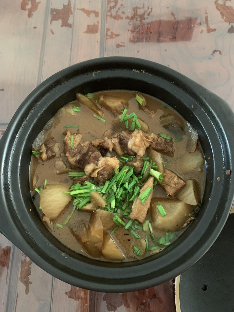 广式萝卜牛腩煲