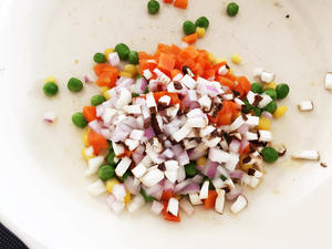 宝宝辅食：彩蔬虾仁蒸玉米挞—让宝宝直接端着玉米小碗开动吧！的做法 步骤6