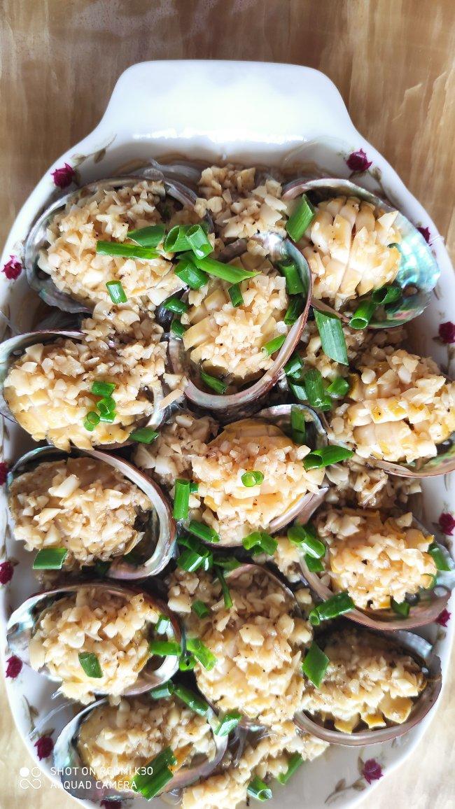 就像有句话所说：成年人的世界里，从来就没有“容易”二字。很多时候，你只能单枪匹马，直面生活的兵荒马乱。