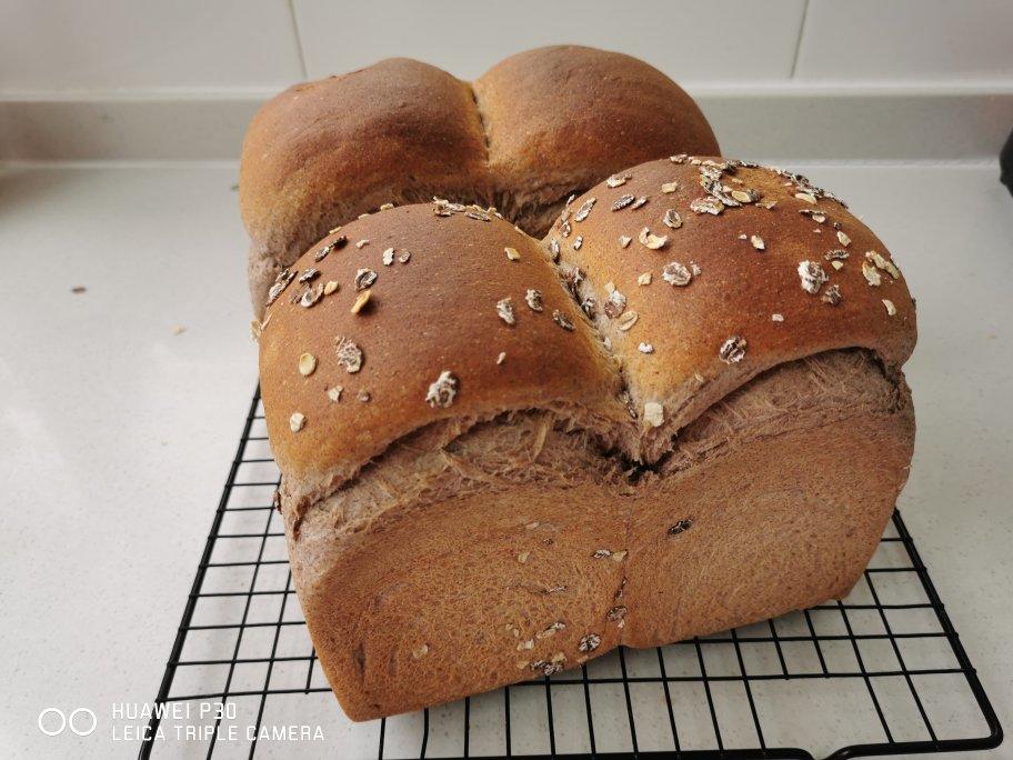 黑全麦波兰种吐司，这么柔软简直怀疑你是个假全麦！