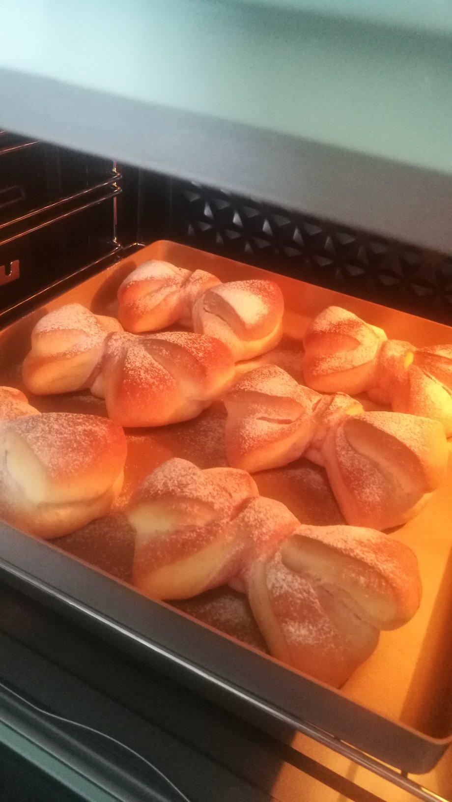 蝴蝶结面包（内附整形小视频）