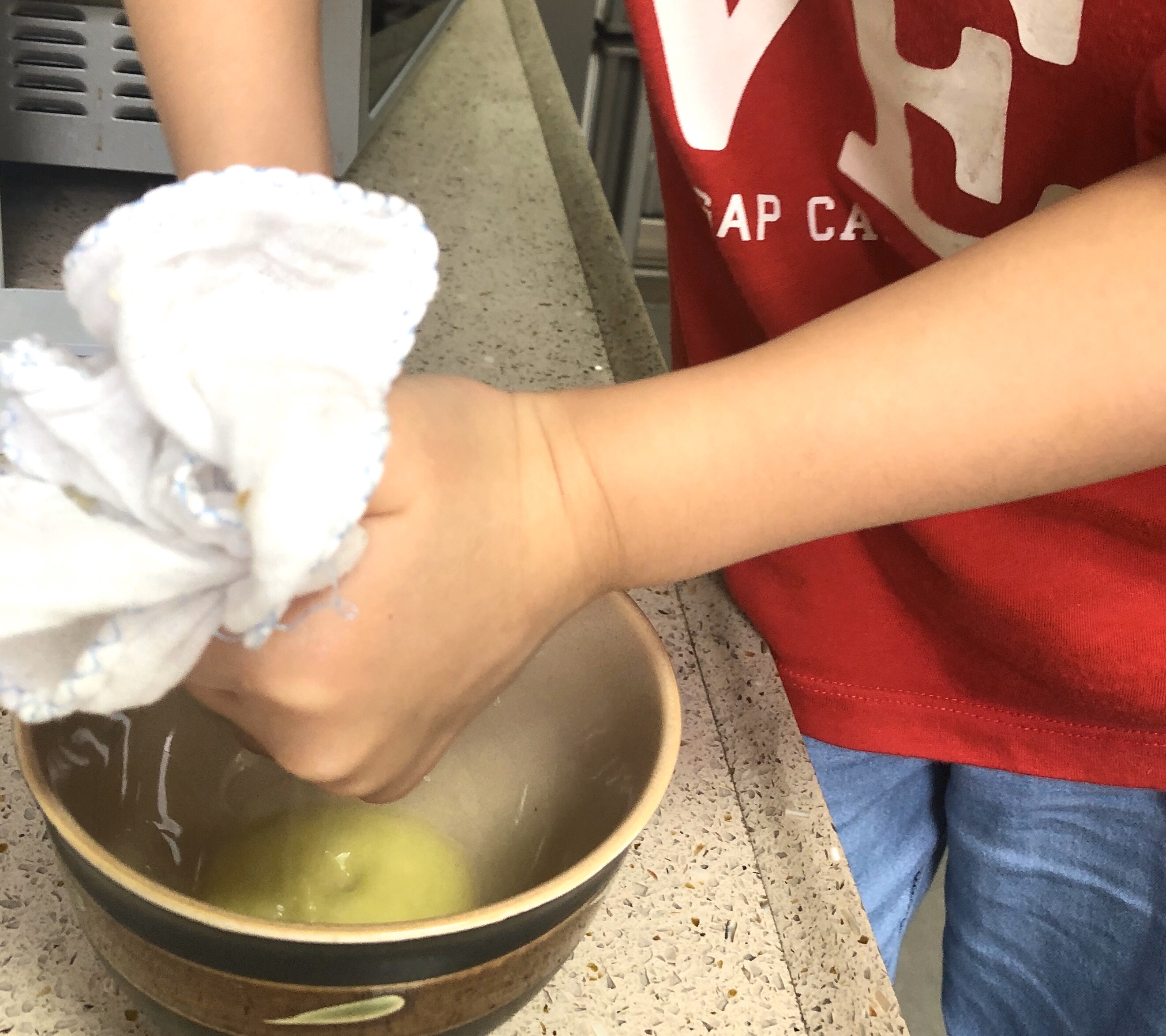 小孩子都能做的姜撞奶的做法 步骤2
