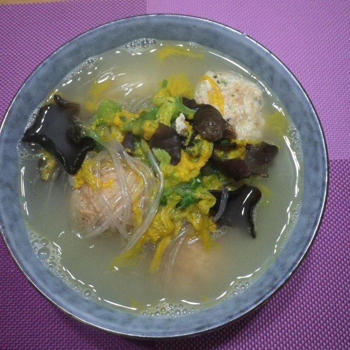 鲜掉眉毛的菌菇豆腐汤