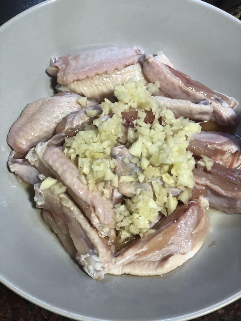 蒜香浓郁，鲜嫩多汁的蒜香鸡翅