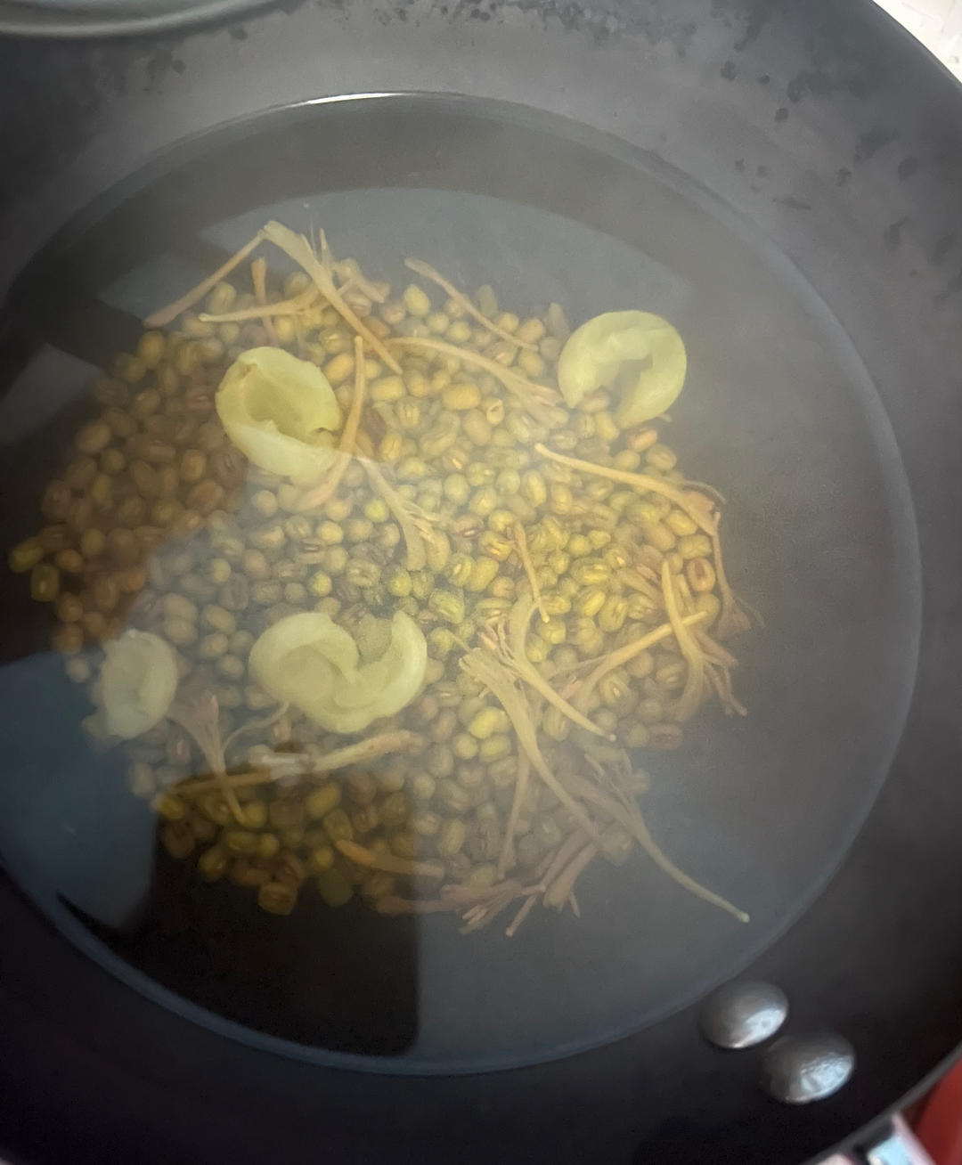 绿豆金银花桂圆肉熬汤