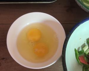 洋葱大辣椒炒鸡蛋的做法 步骤2