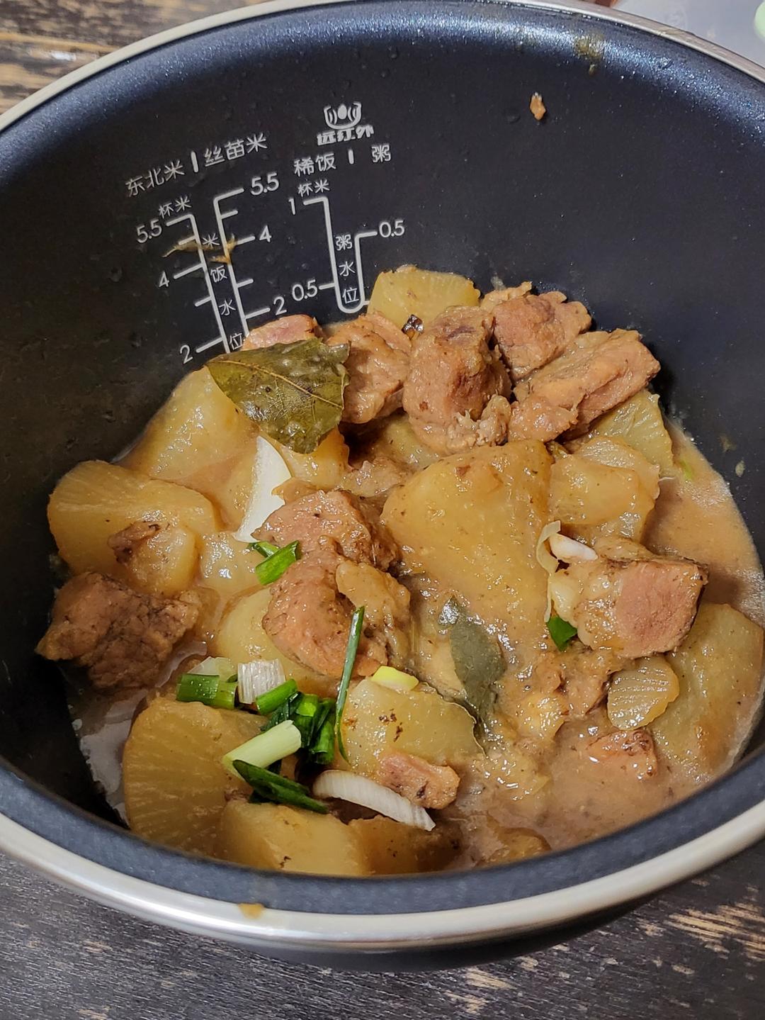 萝卜焖牛腩 （好吃得可以摆摊了）