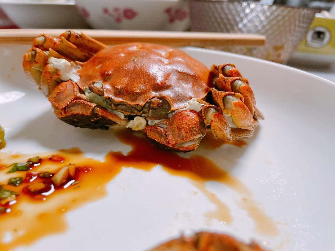 蟹肚朝上,放姜片,葱段水开放入螃蟹,上汽蒸20min,大火水里加入料酒,葱