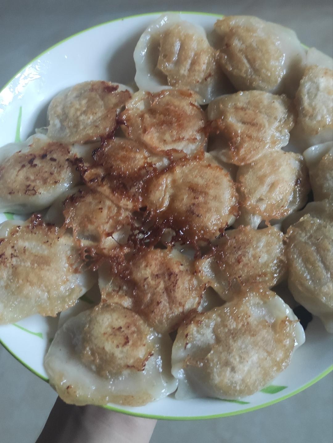 冰箱冷冻水饺做煎饺