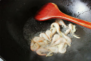 鲜虾白菜香菇烩年糕的做法 步骤2
