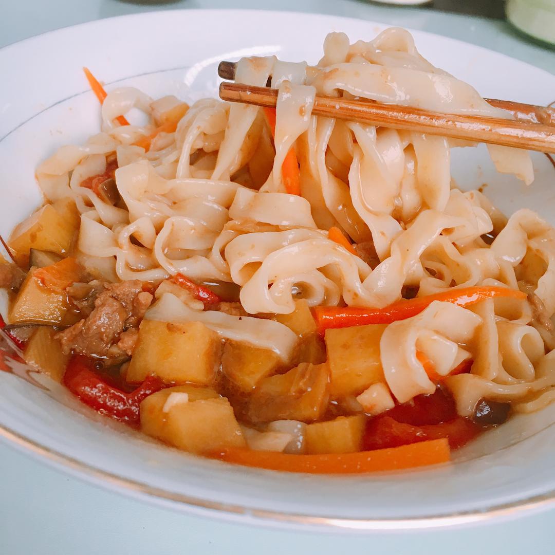 就想做一次捞面条,于是有了这份香喷喷的家常面97用料土豆肉丝面的