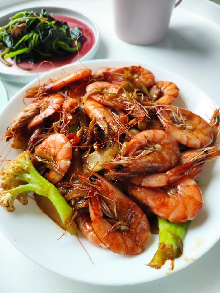 蚝油葱姜炒基围虾的做法