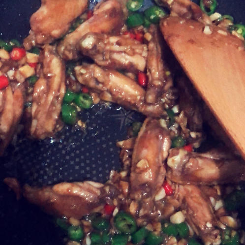 蒜香浓郁，鲜嫩多汁的蒜香鸡翅