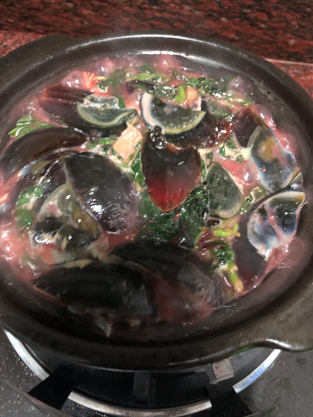超好吃超简单的客家菜——红苋菜皮蛋煲