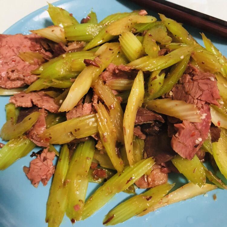 又嫩又入味的芹菜牛肉