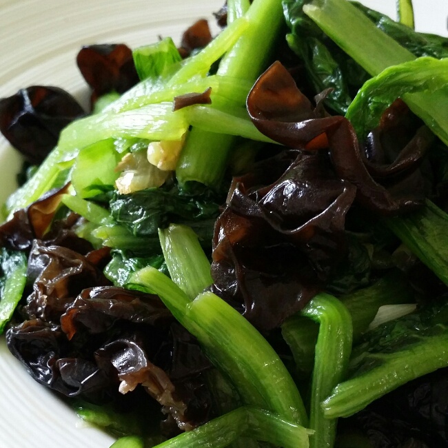 寻找新纽扣做的木耳炒小白菜