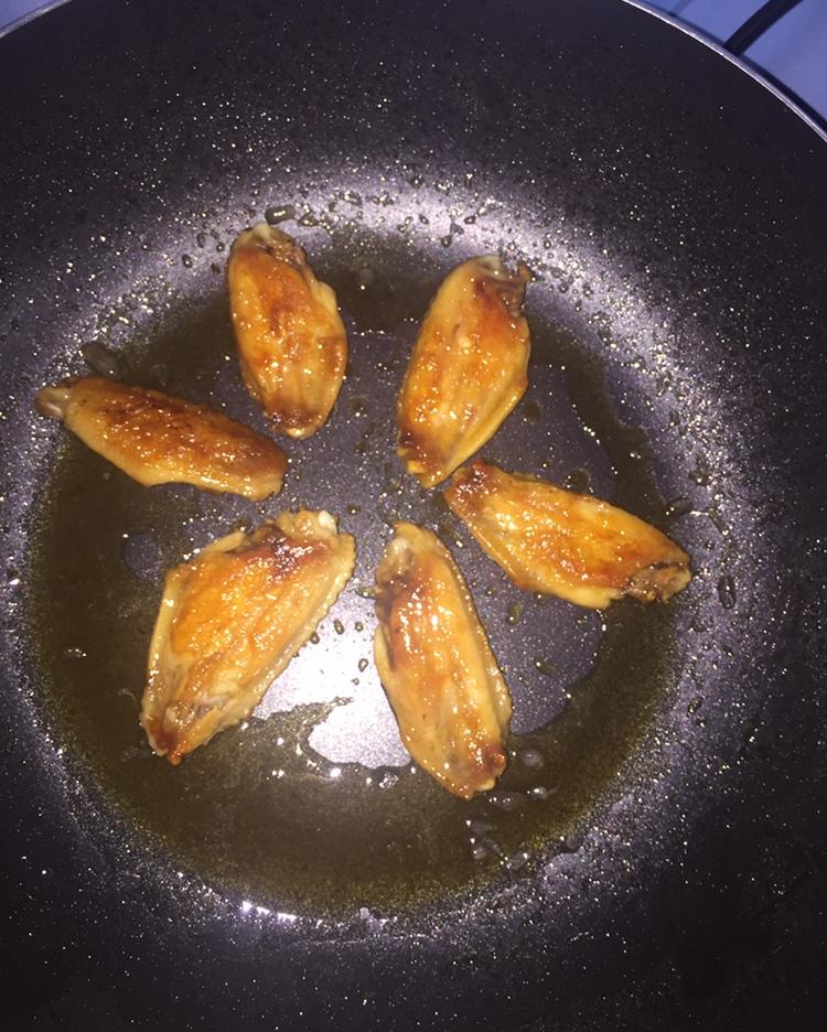 不需要一滴油外酥里嫩的香煎鸡翅
