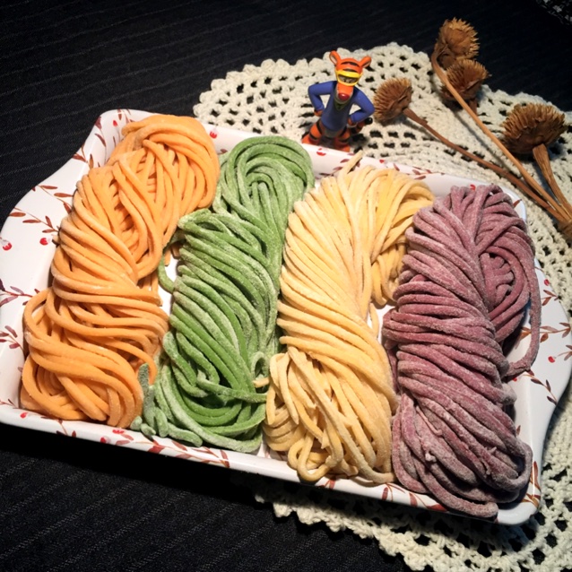 小姌做的自制纯天然蔬菜汁彩色面条