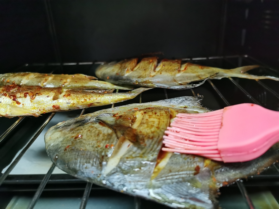 家庭版烤鲳鱼黄鱼的做法 步骤6