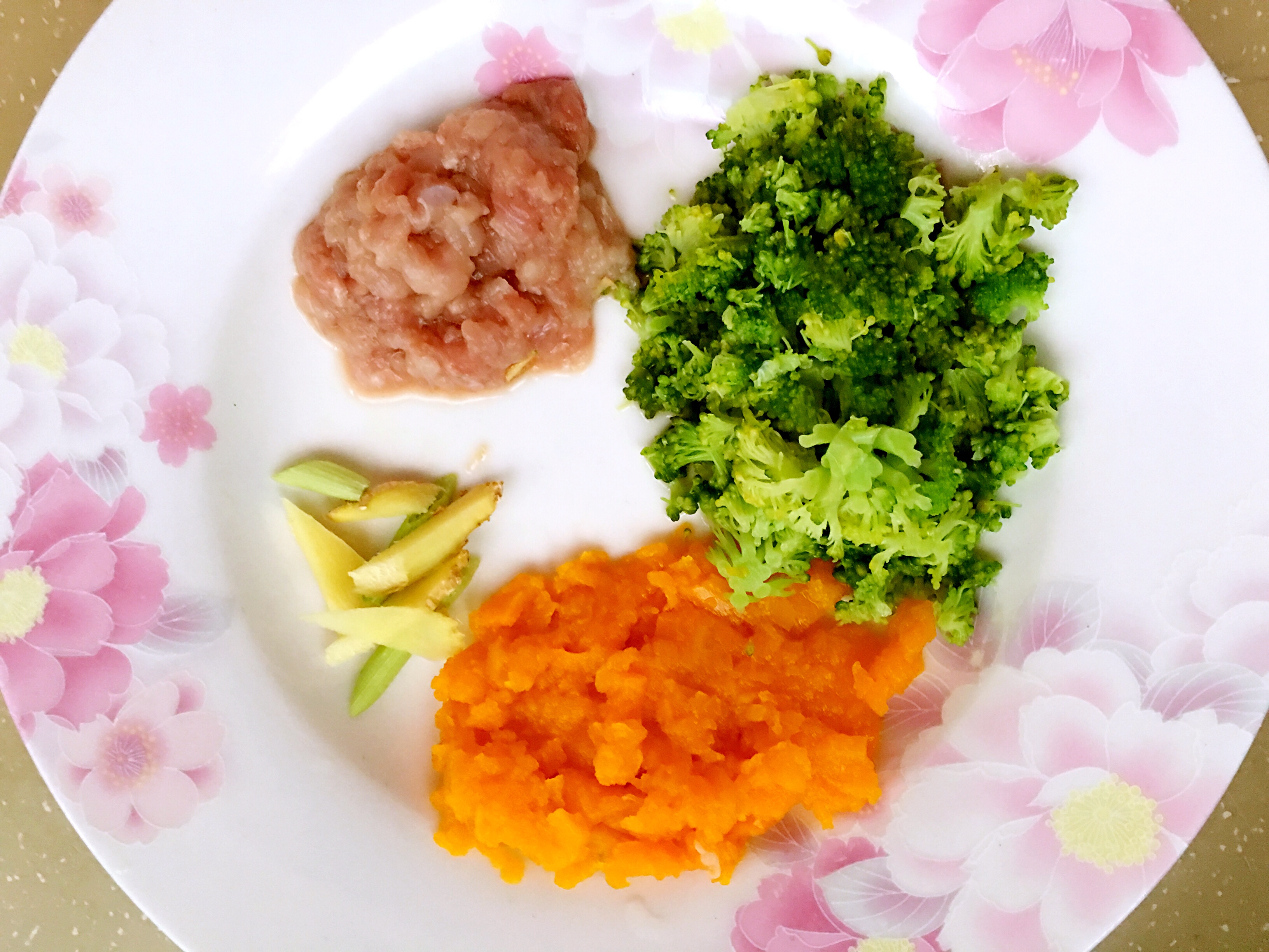 宝宝辅食：西兰花胡萝卜肉沫焖饭的做法 步骤1