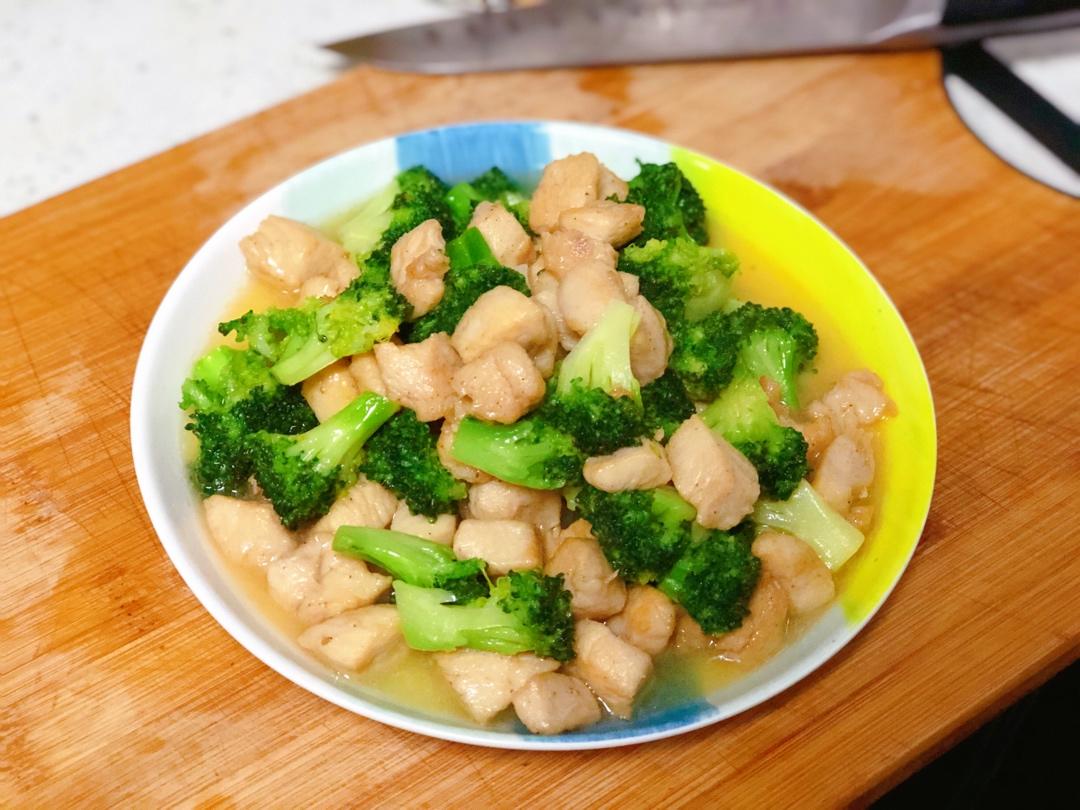 鸡胸肉炒西兰花