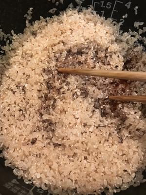 榛蘑焖饭的做法 步骤2