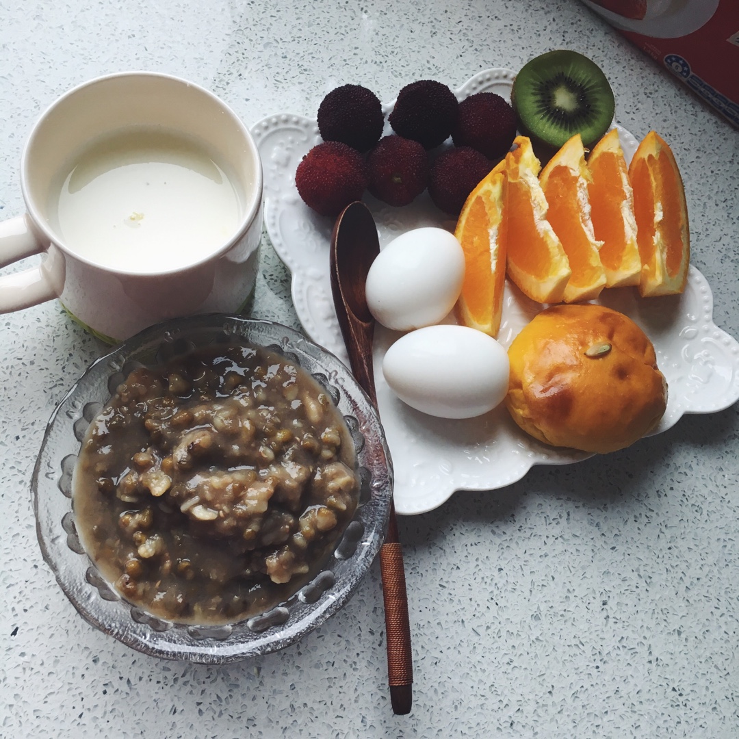 不急不躁吃早餐