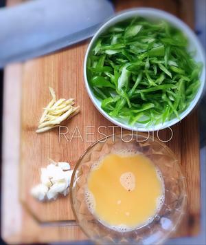 【壹人食】薄皮青椒炒鸡蛋可以吃出清甜多汁的水果味（电饭煲版）的做法 步骤2