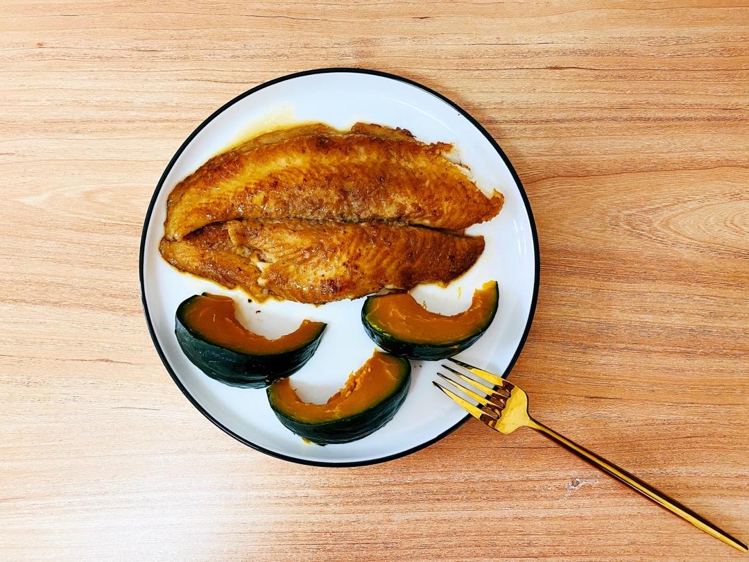 香煎两条快乐巴沙鱼柳