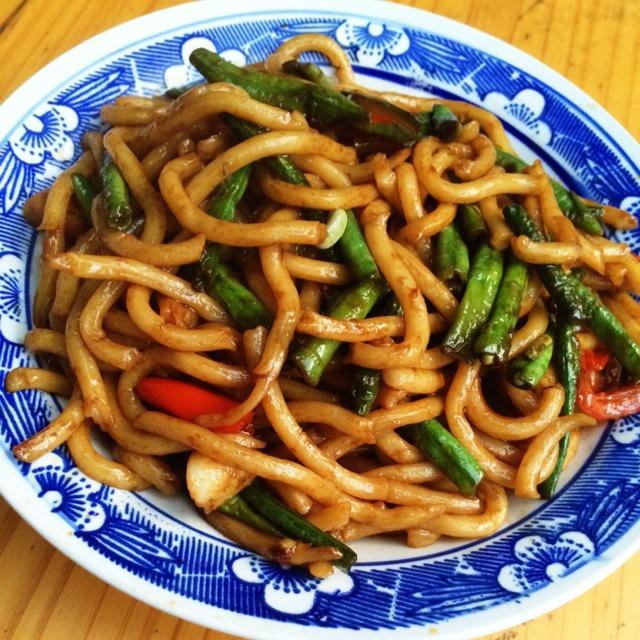 超简单又美味的豆角炒乌东面的做法