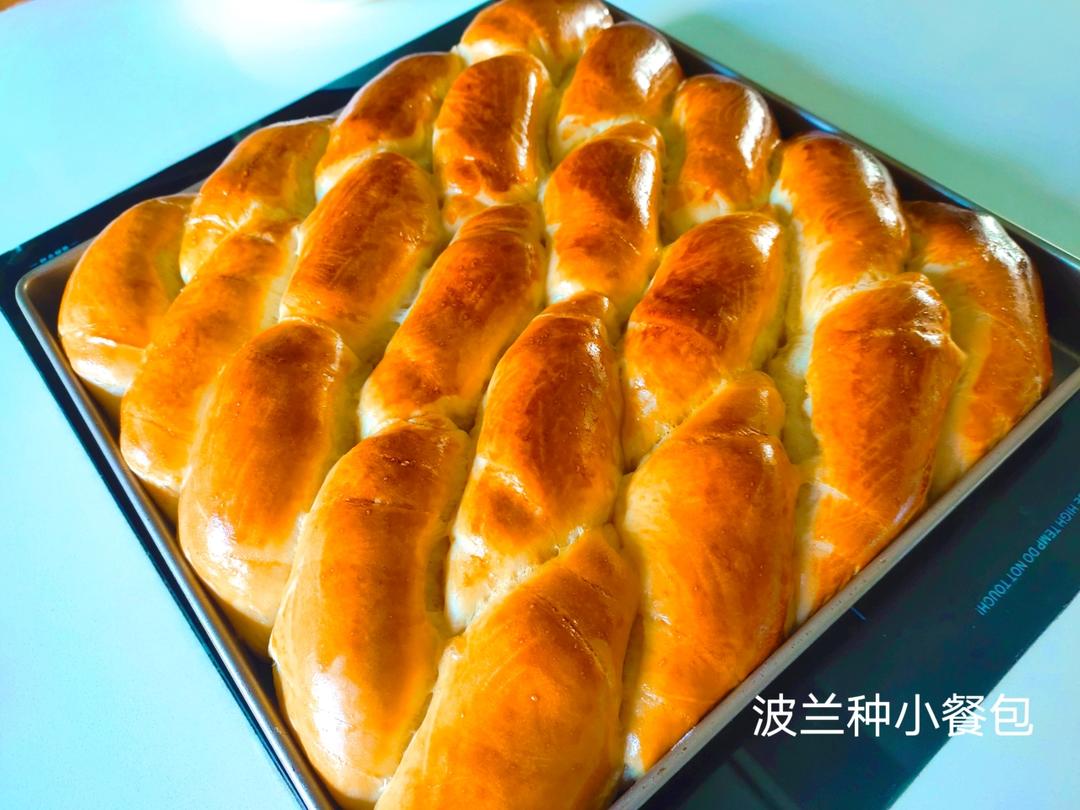 又香又软又拉丝，咬一口奶香十足！超治愈的淡奶油波兰种小餐包