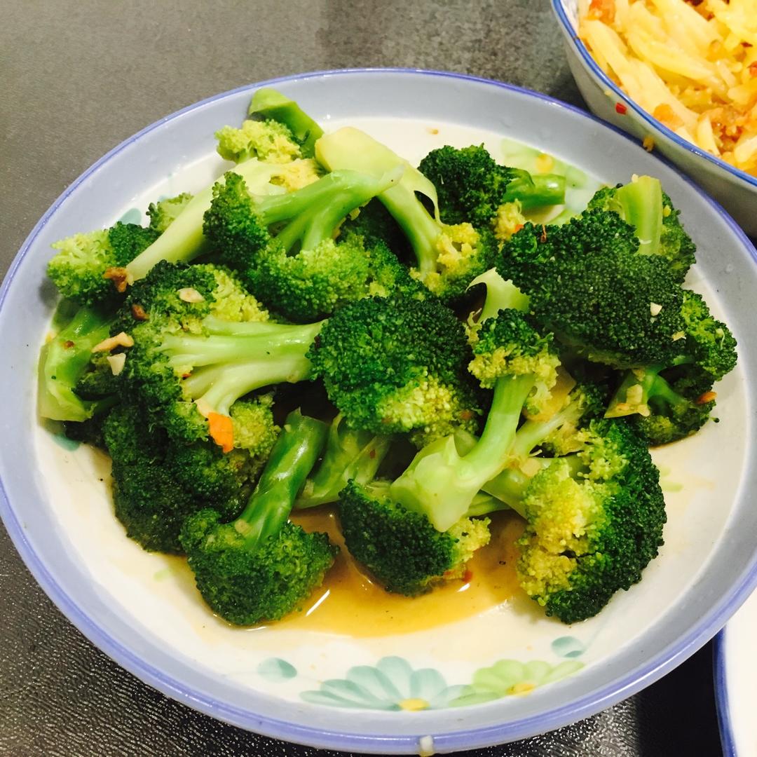 猫咪喵喵叫做的素炒西兰花