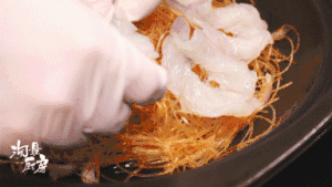 【蒜蓉粉丝虾】上海排第一的蒜蓉虾，原来10分钟就能搞定！的做法 步骤8