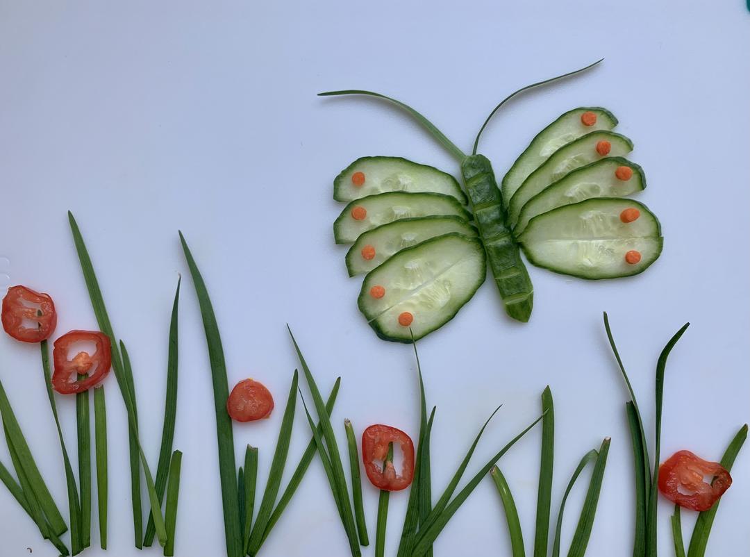 造型两款的做法胡萝卜1片黄瓜一截用料继续用黄瓜为原料做各种摆盘