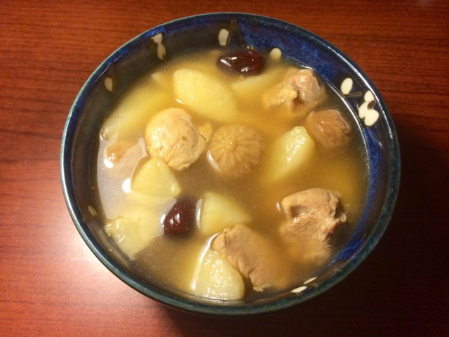 十字路口的樱花做的雪梨干无花果瘦肉汤