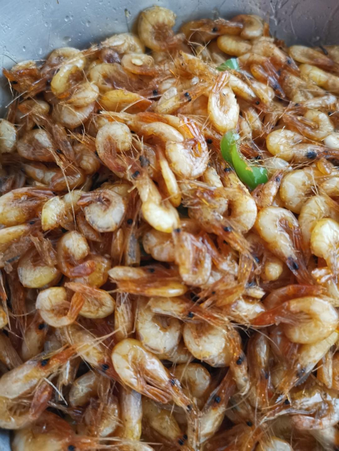 厨师长教你：“油爆小河虾”的家常做法，壳脆肉嫩，汤汁饱满