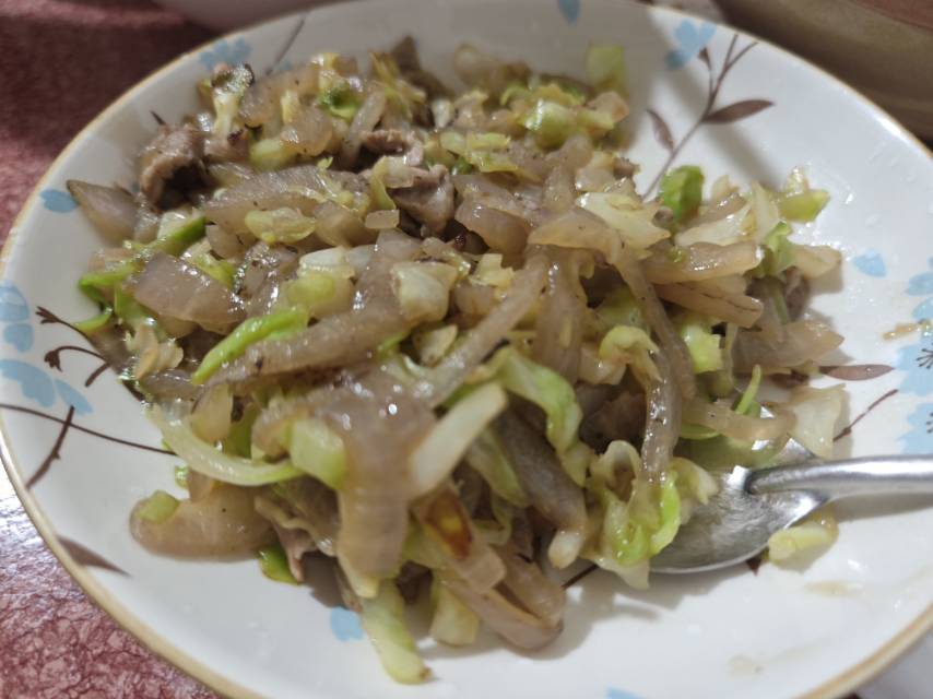 洋葱炒包菜