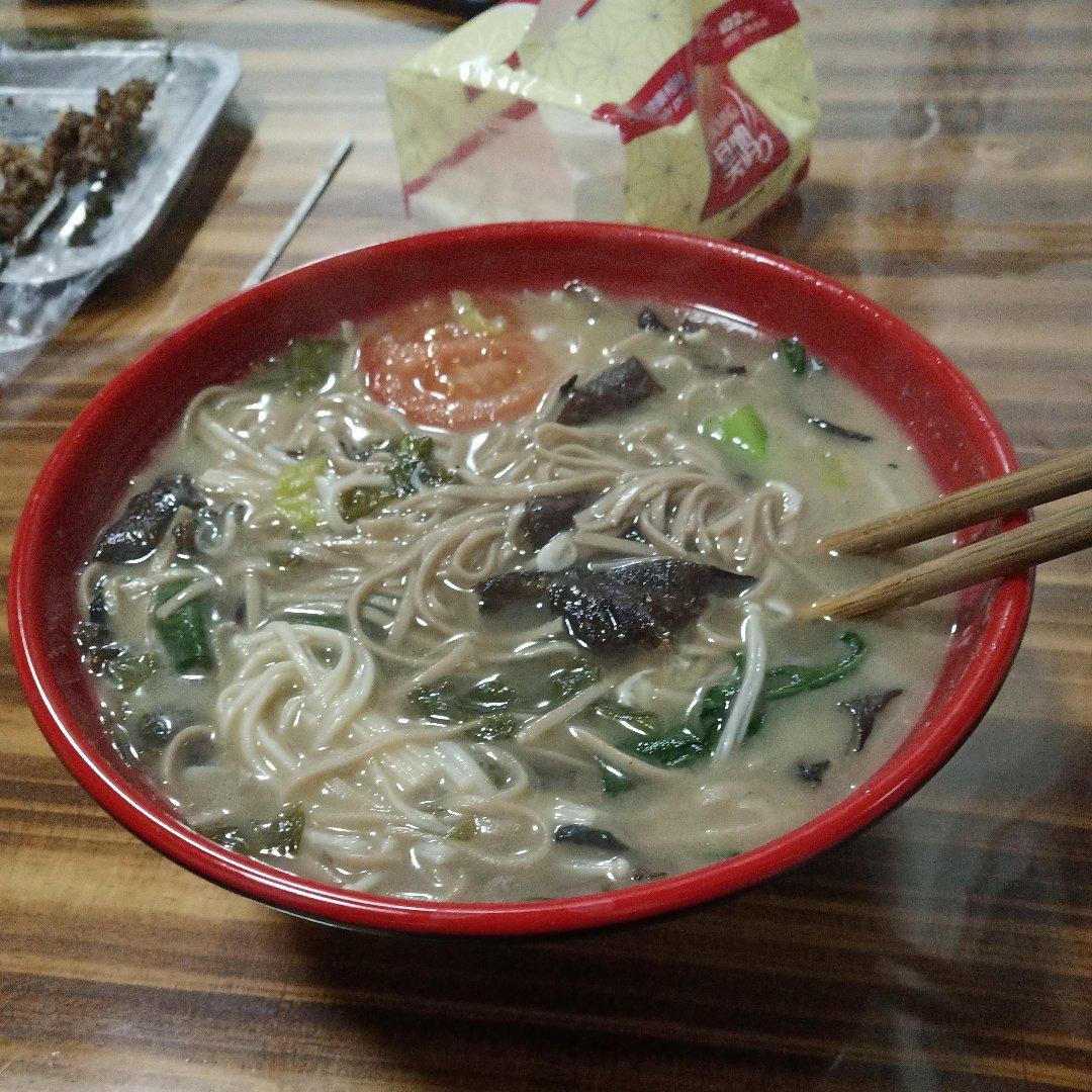 菌汤面条 看得见的香菇 尝得到的鲜美 这才是真正的菌汤
