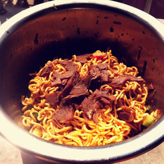 懒人苦逼剩菜拌方便面