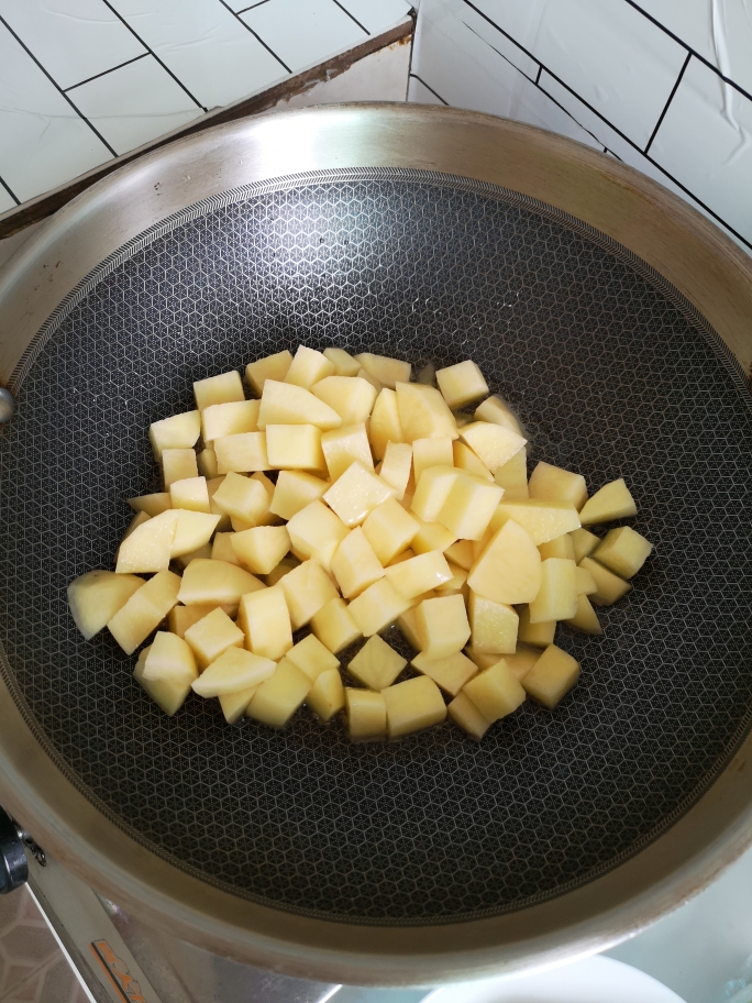 青椒烧土豆的做法 步骤3