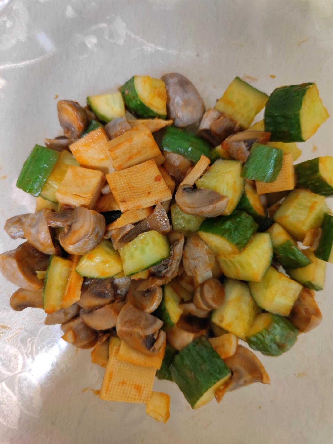 素炒三丁（干子香菇黄瓜）